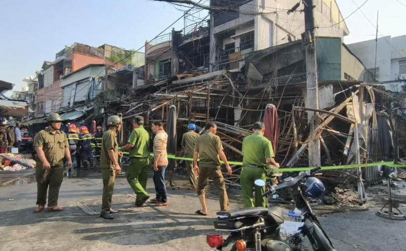 Cháy dãy nhà trong khu vực chợ Nhị Thiên đường, nhiều nhà bị thiêu rụi -0