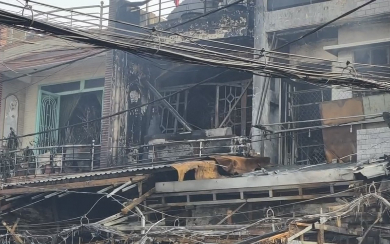 Cháy dãy nhà trong khu vực chợ Nhị Thiên đường, nhiều nhà bị thiêu rụi -1