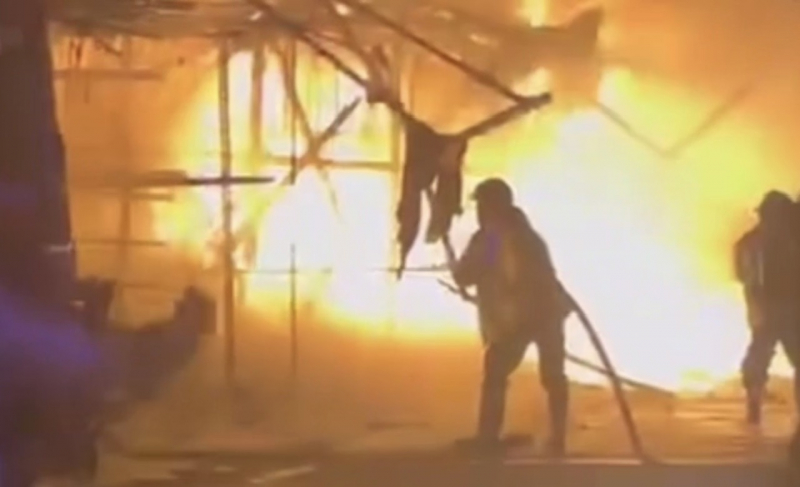 Cháy dãy nhà trong khu vực chợ Nhị Thiên đường, nhiều nhà bị thiêu rụi -0