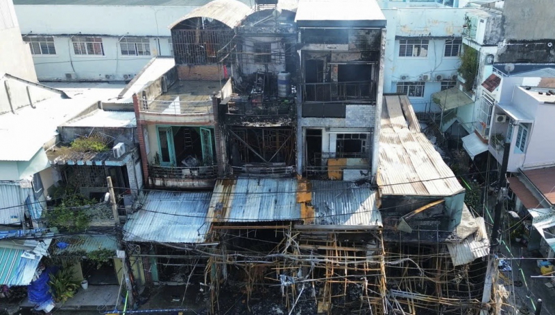 Cháy dãy nhà trong khu vực chợ Nhị Thiên đường, nhiều nhà bị thiêu rụi -2