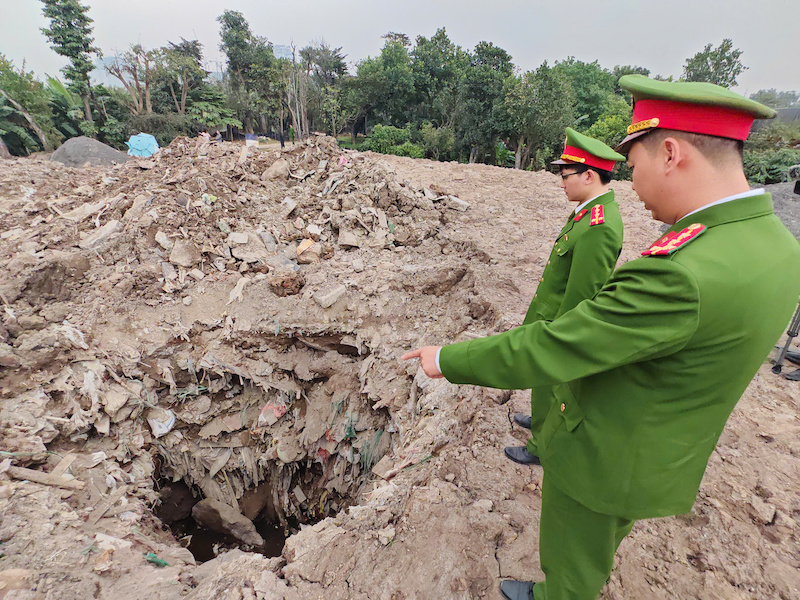 Khởi tố 4 đối tượng “Gây ô nhiễm môi trường” -0