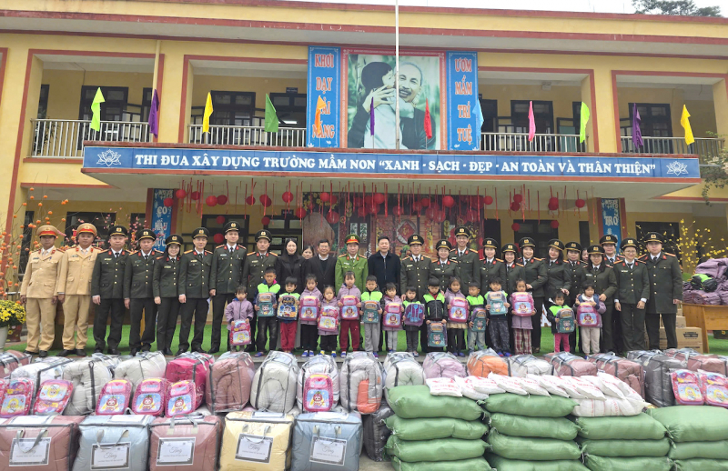 Cục Trang bị và kho vận mang “Tết ấm” đến với trẻ em Lào Cai -1