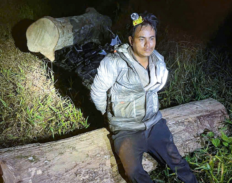 Truy bắt nhóm đối tương khai thác gỗ dỗi lúc nửa đêm -0