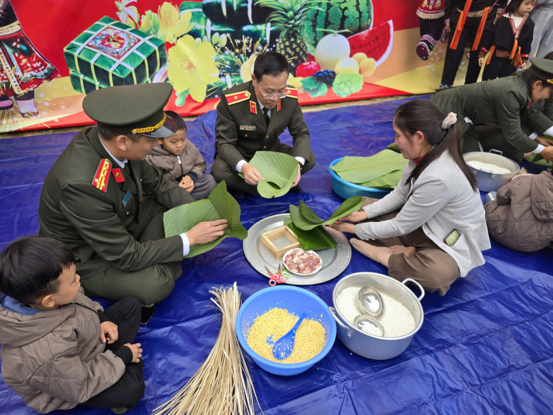Cục Trang bị và kho vận mang “Tết ấm” đến với trẻ em Lào Cai -0