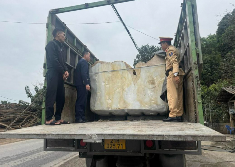 2 khối đá hoa nặng 70 tấn vận chuyển bất thành vào Nam -2