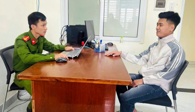 Công an xã Bình Sơn phối hợp trao trả hơn 419 triệu đồng do chuyển khoản nhầm -0