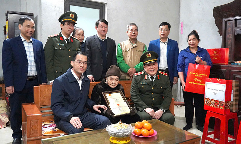 Đoàn công tác tỉnh Thái Nguyên thăm, tặng quà Tết tại xã Thanh Mai -0