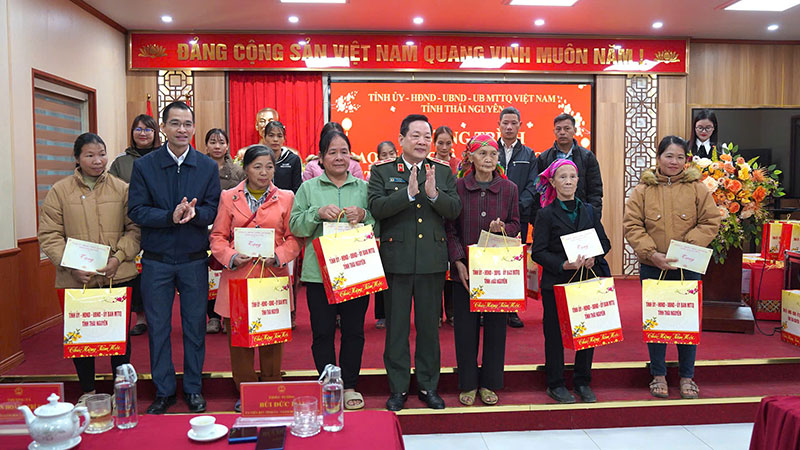 Đoàn công tác tỉnh Thái Nguyên thăm, tặng quà Tết tại xã Thanh Mai -0