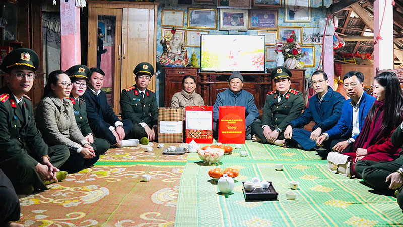 Đoàn công tác tỉnh Thái Nguyên thăm, tặng quà Tết tại xã Thanh Mai -0