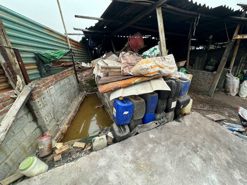 Phát hiện 2 xưởng phân kim xả 6,7 tấn chất thải nguy hại ven sông Đuống -0