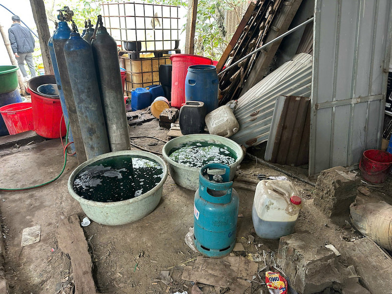 Phát hiện 2 xưởng phân kim xả 6,7 tấn chất thải nguy hại ven sông Đuống -1