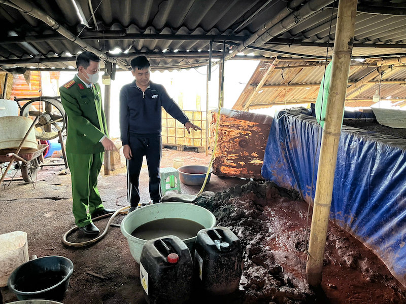 Phát hiện 2 xưởng phân kim xả 6,7 tấn chất thải nguy hại ven sông Đuống -0