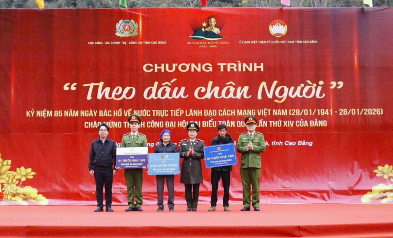 “Theo dấu chân Người” - ôn lại dấu mốc lịch sử thiêng liêng của dân tộc -0