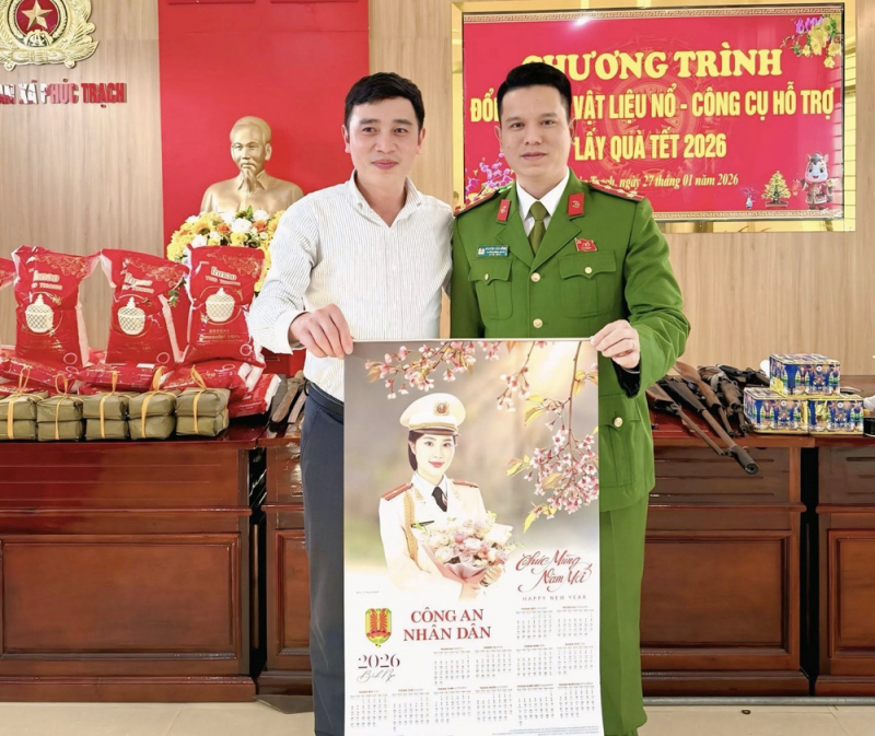 Người dân mang súng đến trụ sở Công an xã đổi... bánh chưng -0