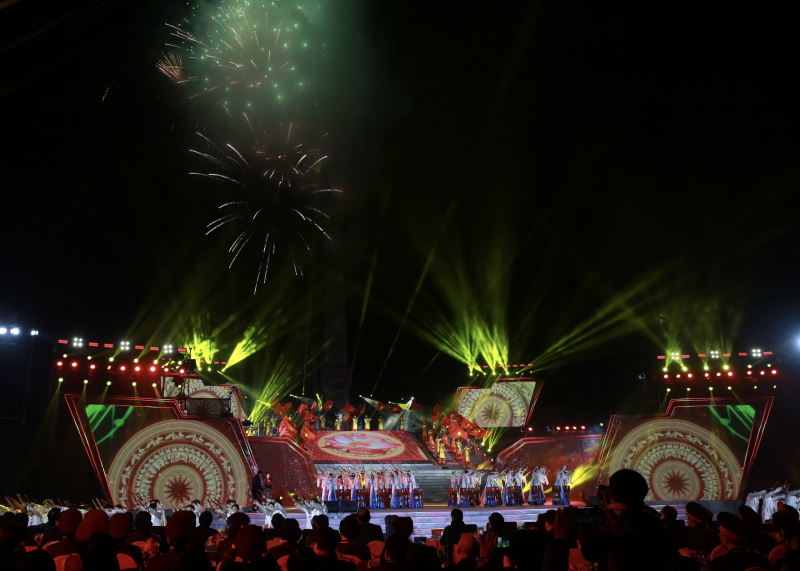 Hai tay xây dựng một sơn hà - Thiêng liêng, trao truyền qua các thế hệ -0