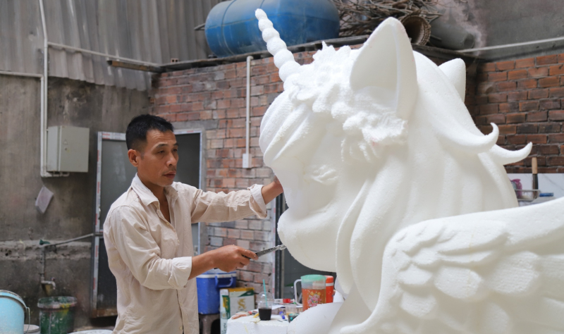Khám phá xưởng làm chế tác linh vật ngựa khổng lồ phục vụ Đường hoa Nguyễn Huệ 2026 -0