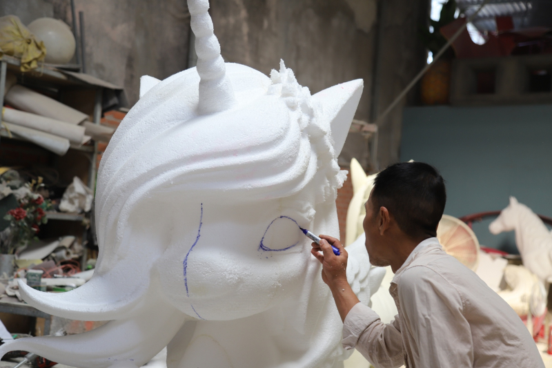 Khám phá xưởng làm chế tác linh vật ngựa khổng lồ phục vụ Đường hoa Nguyễn Huệ 2026 -1