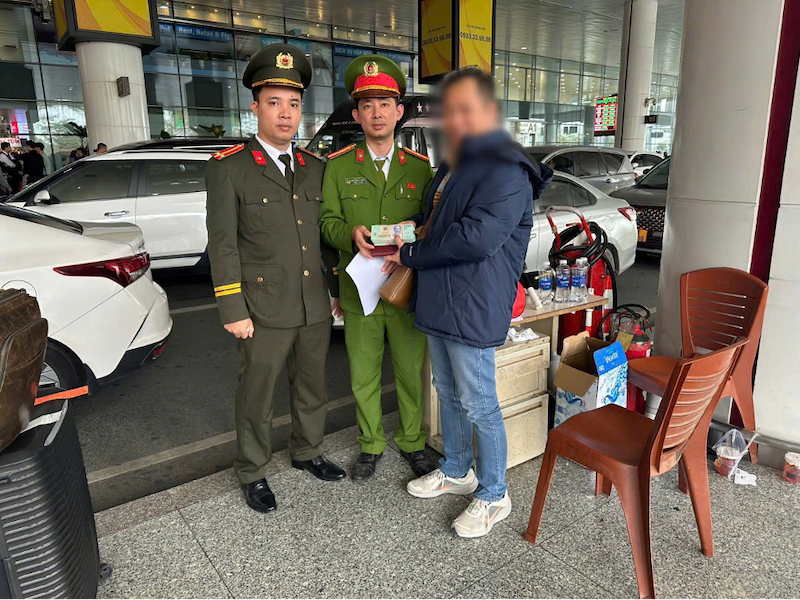 Bàn giao 200 triệu đồng cho người bị thất lạc -0