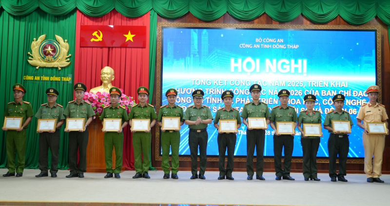 thiếu tướng lâm phước nguyên, giám đốc công an tỉnh, trưởng ban chỉ đạo 57 trao giấy khen tặng các tập thể, cá nhân. ảnh trọng tín.jpeg -0