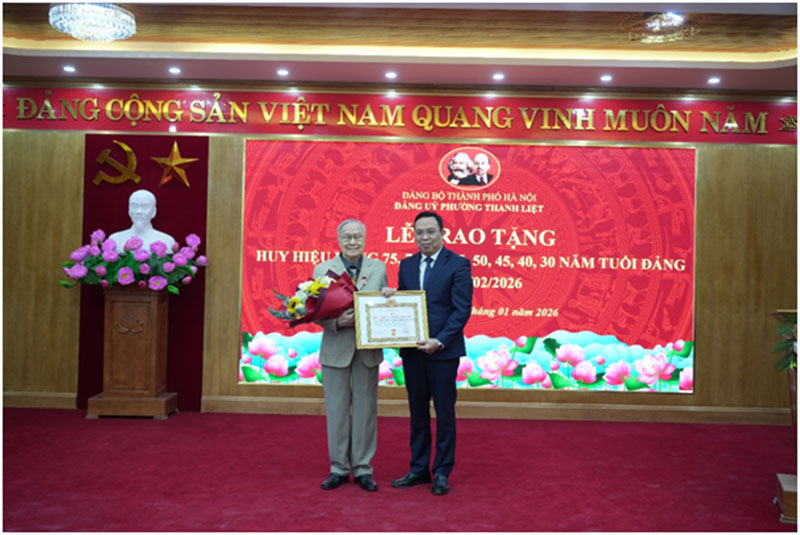 Phường Thanh Liệt (Hà Nội) long trọng trao tặng Huy hiệu Đảng nhân kỷ niệm 96 năm Ngày thành lập Đảng -0