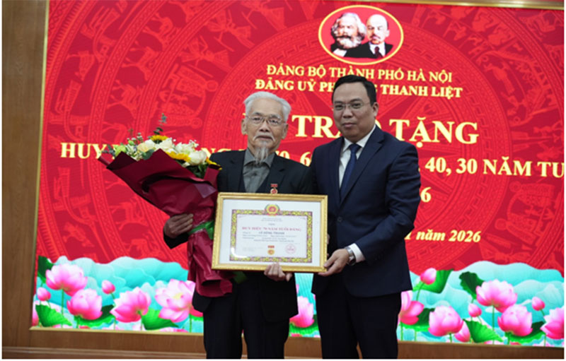 Phường Thanh Liệt (Hà Nội) long trọng trao tặng Huy hiệu Đảng nhân kỷ niệm 96 năm Ngày thành lập Đảng -0