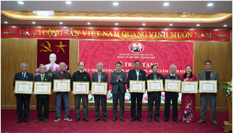 Phường Thanh Liệt (Hà Nội) long trọng trao tặng Huy hiệu Đảng nhân kỷ niệm 96 năm Ngày thành lập Đảng -0