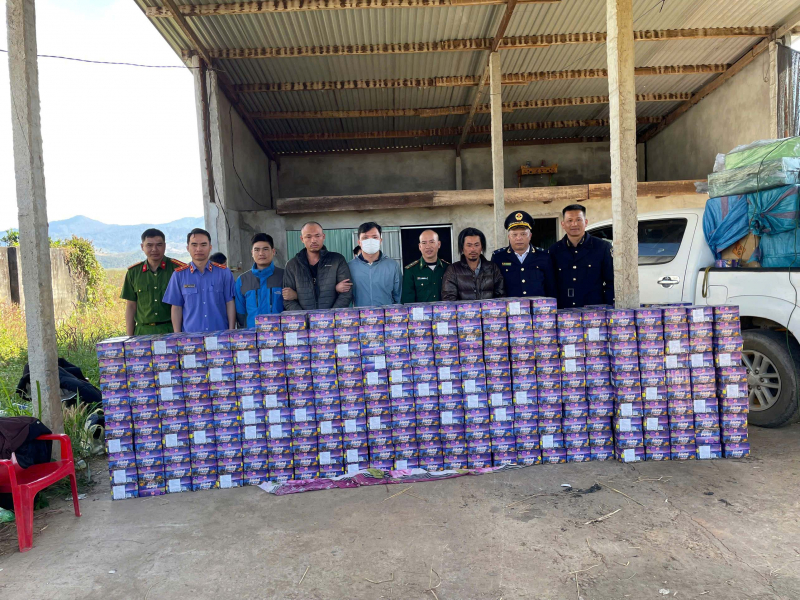 Quảng Ngãi: Bắt quả tang 2 đối tượng dùng ô tô bán tải vận chuyển hơn 02 tấn pháo lậu tại khu vực biên giới Việt Nam - Lào -0