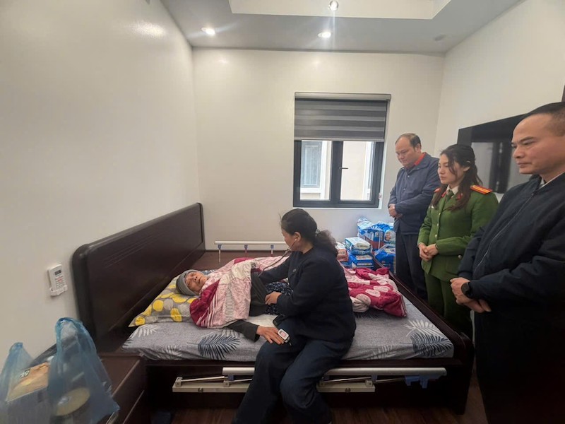 Thăm hỏi, động viên cụ bà bị giúp việc bạo hành -0