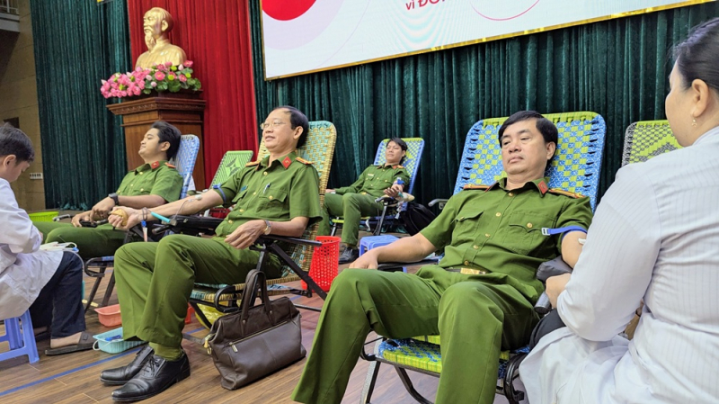 Hàng trăm CBCS Công an tỉnh An Giang hiến máu tình nguyện  -0