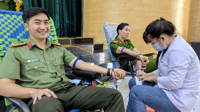 Hàng trăm CBCS Công an tỉnh An Giang hiến máu tình nguyện  -1