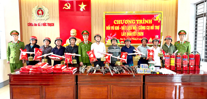 Người dân mang súng đến trụ sở Công an xã đổi... bánh chưng -0