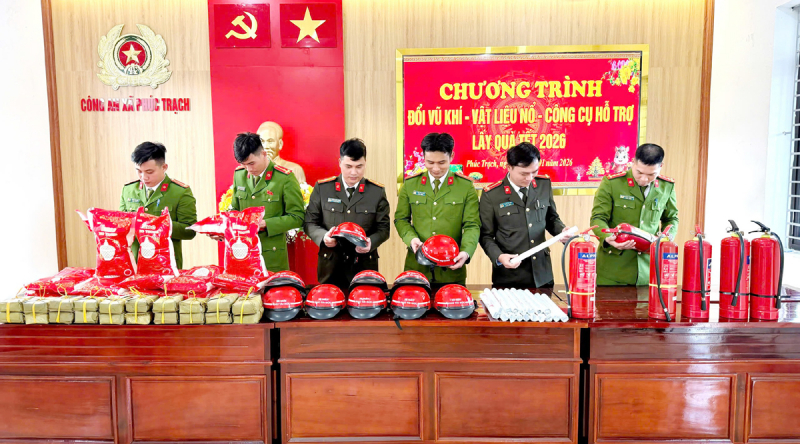 Người dân mang súng đến trụ sở Công an xã đổi... bánh chưng -0