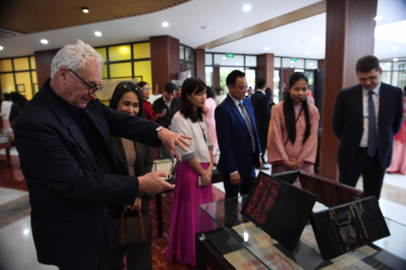 Chiêm ngưỡng mộc bản khắc Chiếu dời đô, bản khắc đổi quốc hiệu thành Việt Nam -1