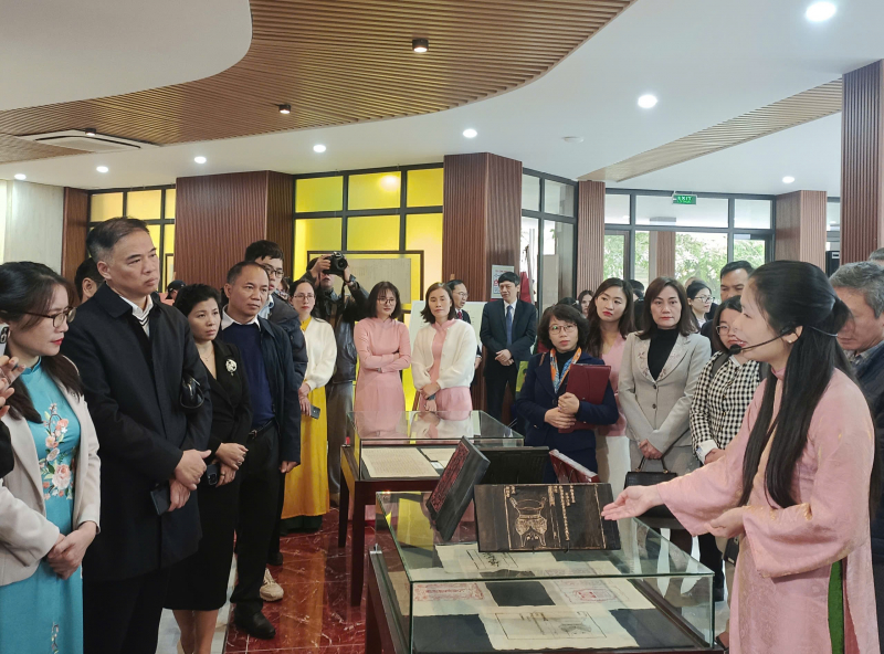 Chiêm ngưỡng mộc bản khắc Chiếu dời đô, bản khắc đổi quốc hiệu thành Việt Nam -1