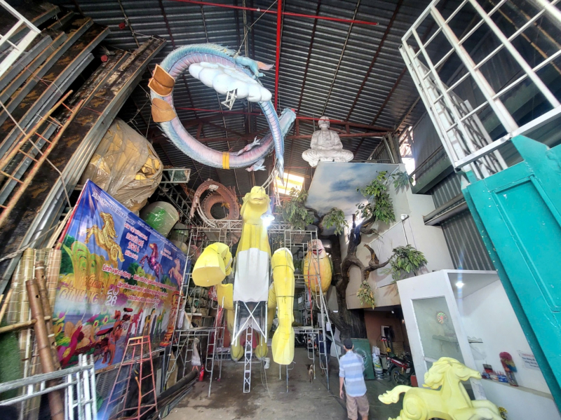 Khám phá xưởng làm chế tác linh vật ngựa khổng lồ phục vụ Đường hoa Nguyễn Huệ 2026 -1