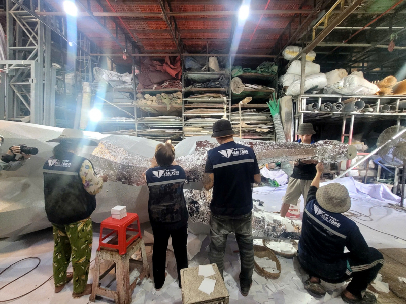 Khám phá xưởng làm chế tác linh vật ngựa khổng lồ phục vụ Đường hoa Nguyễn Huệ 2026 -0