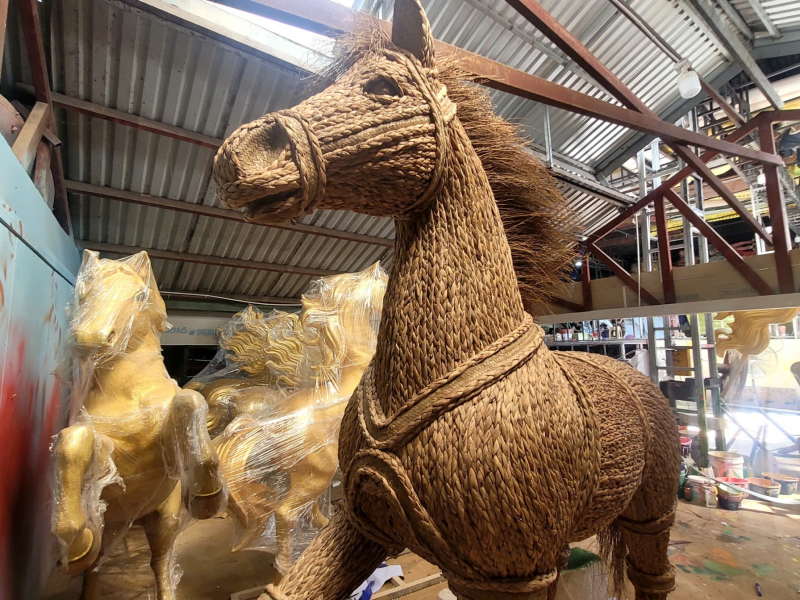 Khám phá xưởng làm chế tác linh vật ngựa khổng lồ phục vụ Đường hoa Nguyễn Huệ 2026 -0