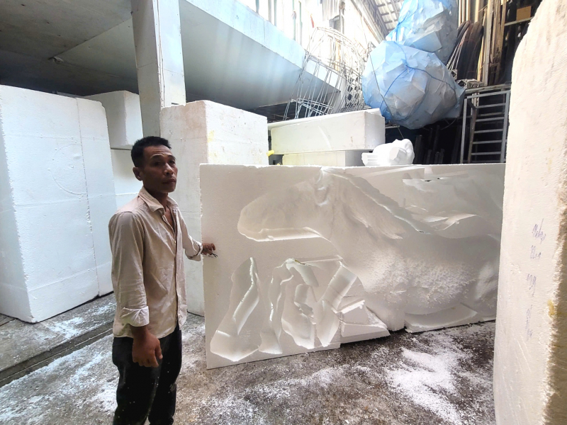 Khám phá xưởng làm chế tác linh vật ngựa khổng lồ phục vụ Đường hoa Nguyễn Huệ 2026 -1