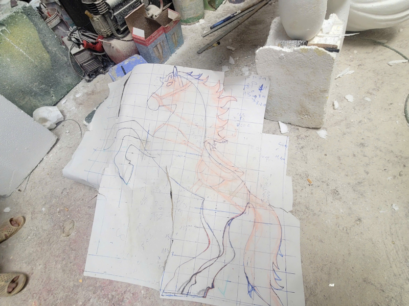 Khám phá xưởng làm chế tác linh vật ngựa khổng lồ phục vụ Đường hoa Nguyễn Huệ 2026 -1