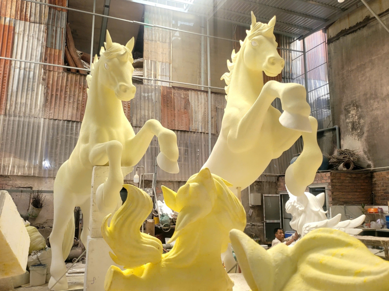 Khám phá xưởng làm chế tác linh vật ngựa khổng lồ phục vụ Đường hoa Nguyễn Huệ 2026 -0