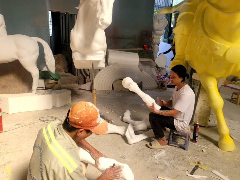 Khám phá xưởng làm chế tác linh vật ngựa khổng lồ phục vụ Đường hoa Nguyễn Huệ 2026 -0