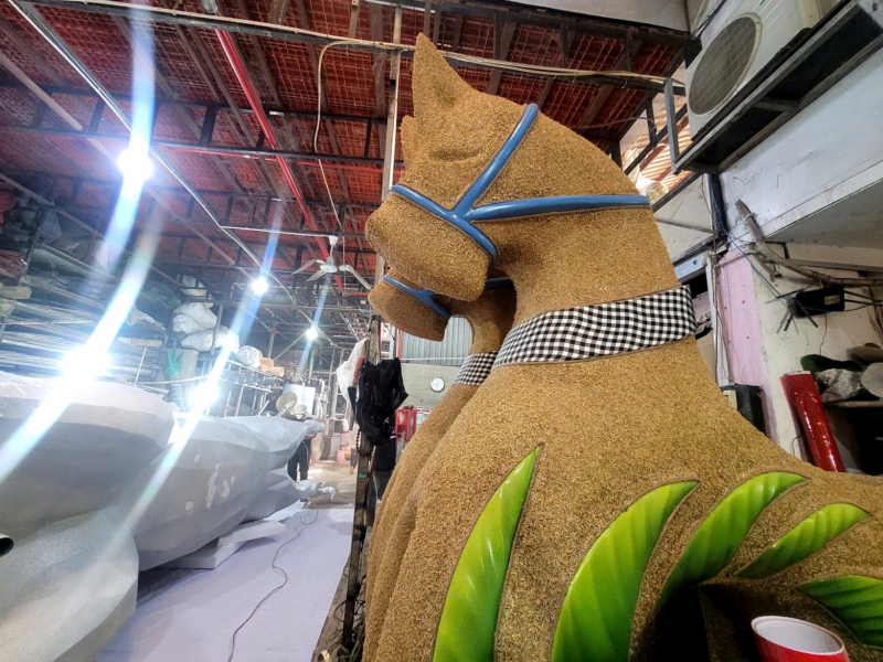 Khám phá xưởng làm chế tác linh vật ngựa khổng lồ phục vụ Đường hoa Nguyễn Huệ 2026 -3