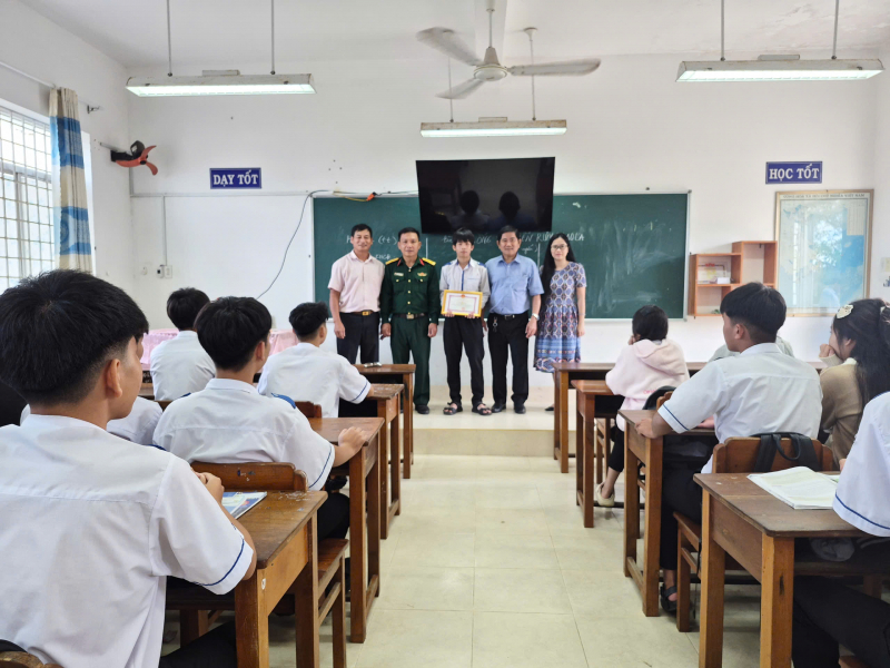 Khen thưởng đột xuất nam sinh cứu giúp phi công trong vụ rơi máy bay ở phía Đông tỉnh Đắk Lắk -0