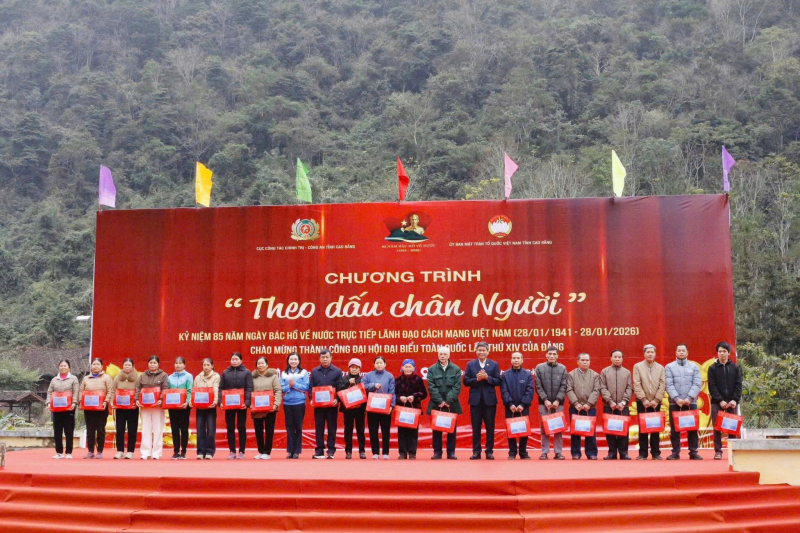 “Theo dấu chân Người” - ôn lại dấu mốc lịch sử thiêng liêng của dân tộc -0