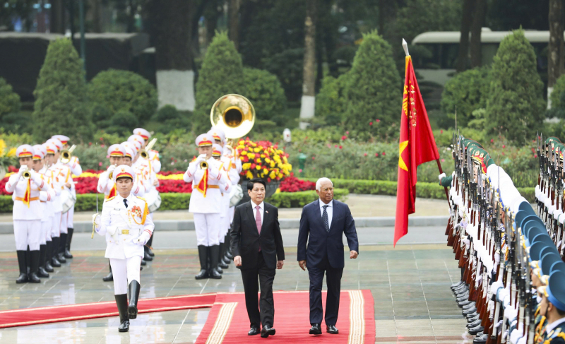 Vietnamese State President chairs official welcome ceremony for EC President -0