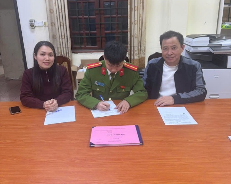 Công an xã Phú Cát kịp thời xác minh, hỗ trợ người dân nhận lại hơn 2 tỷ đồng chuyển khoản nhầm -0