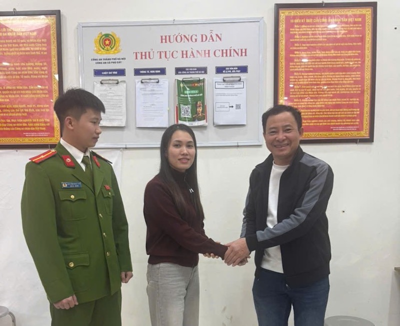 Công an xã Phú Cát kịp thời xác minh, hỗ trợ người dân nhận lại hơn 2 tỷ đồng chuyển khoản nhầm -0