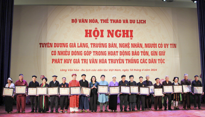 các già làng, tru-ng b-n, ngh- nhân, ngu-i có uy tín du-c nh-n b-ng khen c-a b- tru-ng b- vhttdl.jpg -1
