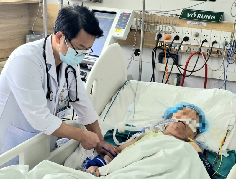 Đốt than sưởi ấm, chồng tử vong, vợ nguy kịch -0