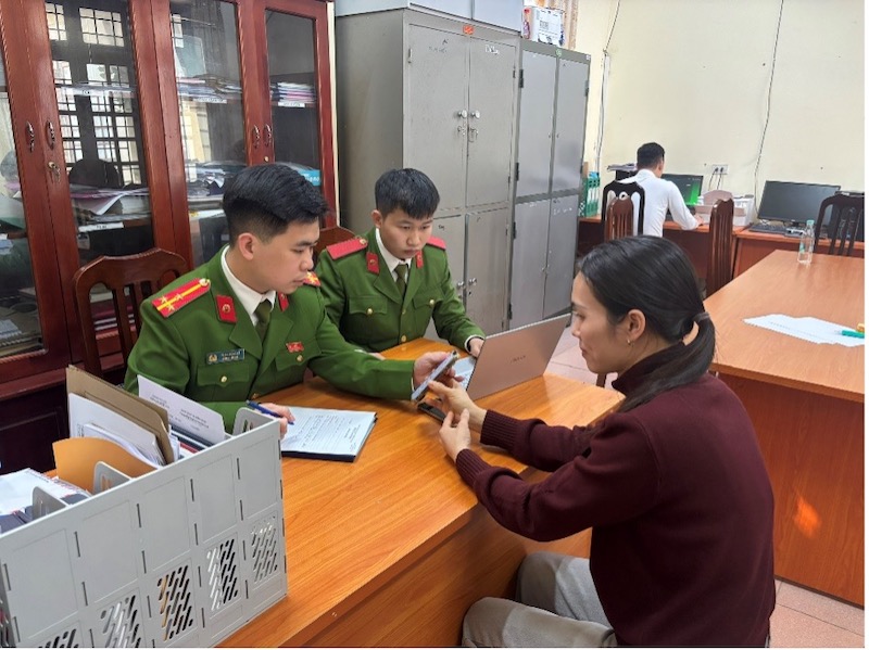 Công an xã Phú Cát kịp thời xác minh, hỗ trợ người dân nhận lại hơn 2 tỷ đồng chuyển khoản nhầm -0